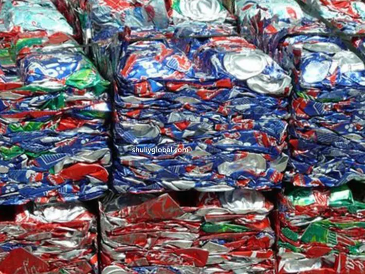 Blocs métalliques après presse de recyclage des métaux